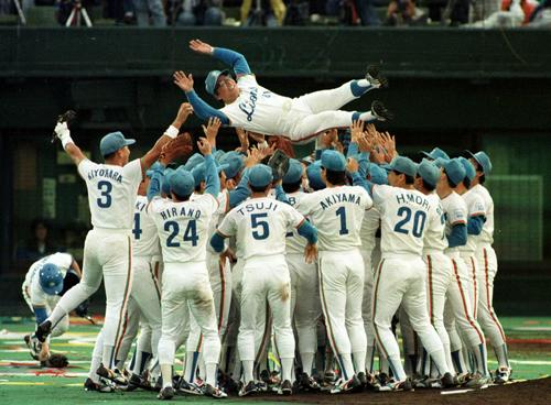 90年10月、日本シリーズで巨人に4連勝し胴上げされる西武森監督