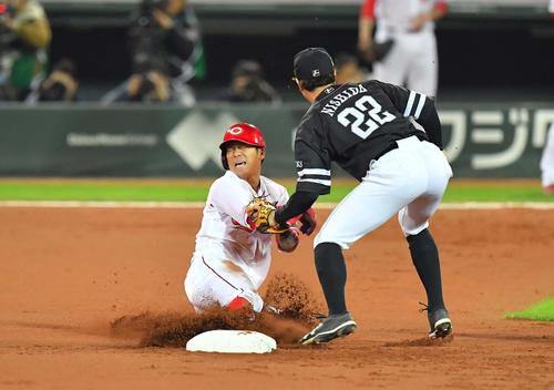 二盗に失敗する田中広輔(撮影・上田博志)