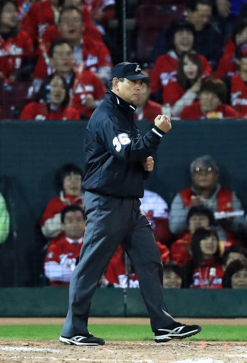 1回表、リクエストでアウトを示す真鍋塁審(撮影・江口和貴)