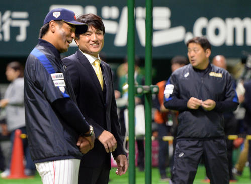 試合前、稲葉篤紀日本代表監督と話をする前巨人監督の高橋由伸氏(撮影・今浪浩三)