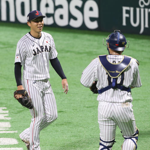 笑みを見せる日本代表先発の中日笠原(撮影・菊川光一)