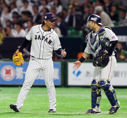 2番手で登板した浜口遥大は森友哉(右)と笑顔のタッチ(撮影・栗木一考)