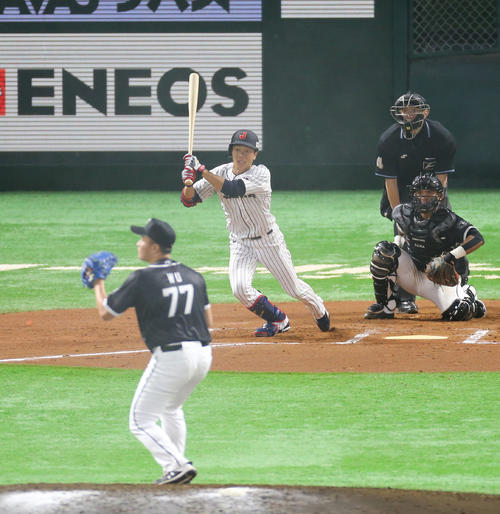 日本対台湾　6回裏日本1死、田中和は右越え二塁打を放つ（撮影・梅根麻紀）