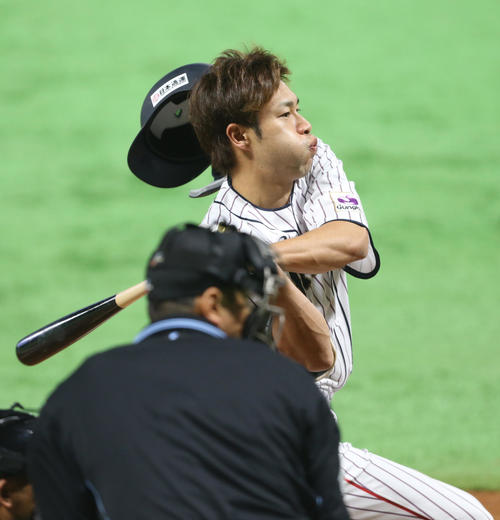 日本対台湾 7回裏日本2死、ヘルメットを飛ばし豪快に空振りする柳田(撮影・菊川光一)
