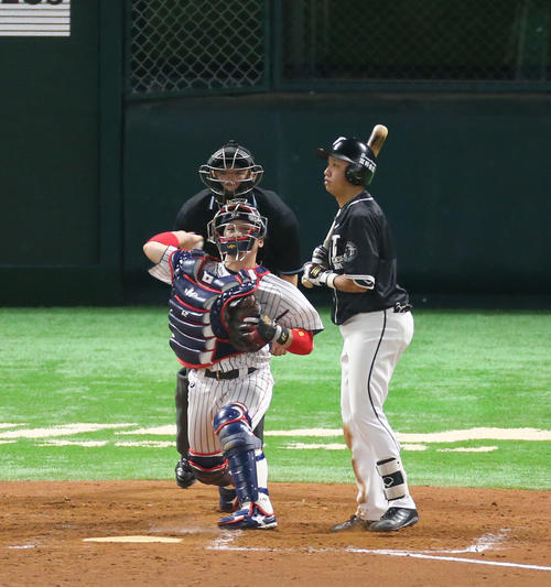 9回表台湾代表2死一塁、打者・郭永維のとき一塁走者の王威晨は二盗を試みるが甲斐拓哉捕手の送球でアウトとなる(撮影・梅根麻紀))