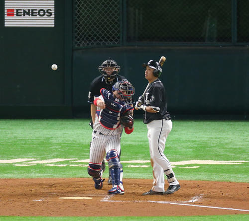 日本対台湾 9回表台湾2死一塁、打者・郭永維のとき、一塁走者の王威晨の二盗を封じる甲斐(撮影・梅根麻紀))