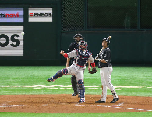 日本代表対台湾代表 9回表台湾代表2死一塁、打者・郭永維のとき一塁走者の王威晨は二盗を試みるが甲斐拓哉捕手の送球でアウトとなる(撮影・梅根麻紀))
