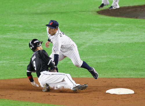 日本対台湾 9回表台湾2死一塁、打者・郭永維のとき、一塁走者の王威晨は二盗を試みるが甲斐の送球でアウトとなる(撮影・梅根麻紀))