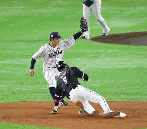 日本代表対台湾代表 9回表台湾代表2死一塁、打者・郭永維のとき一塁走者の王威晨は二盗を試みるが甲斐拓哉捕手の送球でアウトとなる(撮影・梅根麻紀))