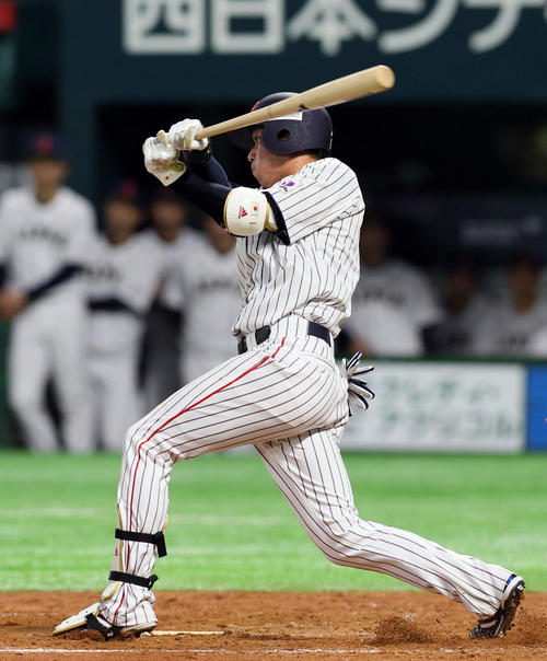 9回裏日本無死二塁、中前適時打を放つ山田(撮影・栗木一考)