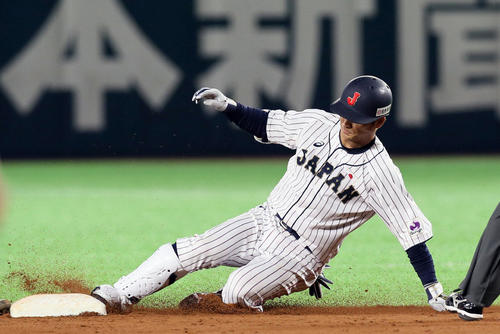 日本対台湾 9回裏日本無死、田中広輔は左越えに二塁打を放つ(撮影・栗木一考)