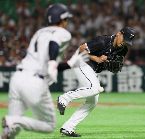 日本対台湾 9回裏日本2死満塁、陳韻文は上林誠知の打球をファンブルする(撮影・栗木一考)