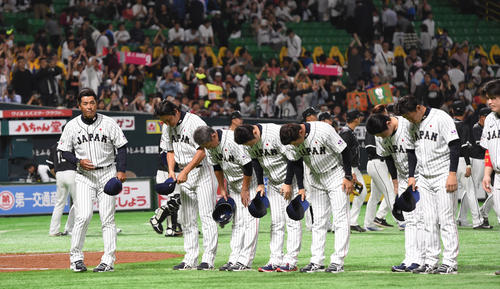 日本代表対台湾代表 台湾代表敗れ、ファンに一礼する稲葉篤紀日本代表監督(左)らナイン(撮影・今浪浩三)
