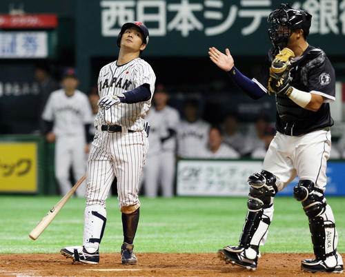 9回裏日本2死一、三塁、田中広輔は空振り三振に倒れる(撮影・栗木一考)