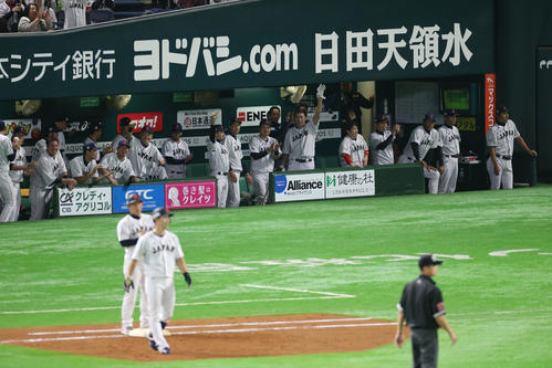 日本代表対台湾代表 9回裏日本2死満塁、外崎修汰は中前に2点適時打を放つ、盛り上がるベンチ(撮影・梅根麻紀))