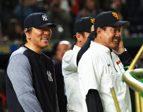試合前、談笑するMLBのコーチを務める松井氏(左)と巨人原監督(撮影・足立雅史)