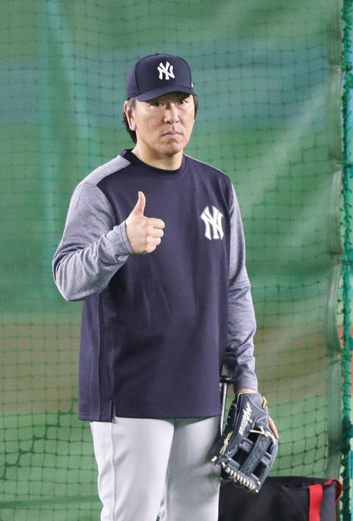 巨人対MLB 試合前の練習で、外野手にサムアップする松井コーチ(撮影・林敏行)