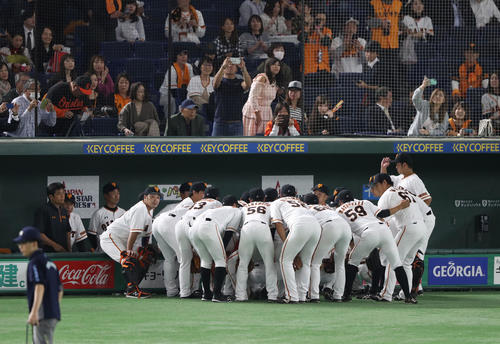巨人対MLB 試合前に円陣を組む巨人の選手たち(撮影・林敏行)