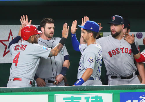 巨人対MLB 1回表MLB2死二、三塁、相手失策で2点を奪い盛り上がるMLBベンチ(撮影・足立雅史)