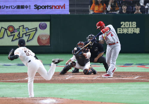 巨人対MLB 3回表MLB無死二塁、モリーナは右越え適時二塁打を放つ(撮影・林敏行)