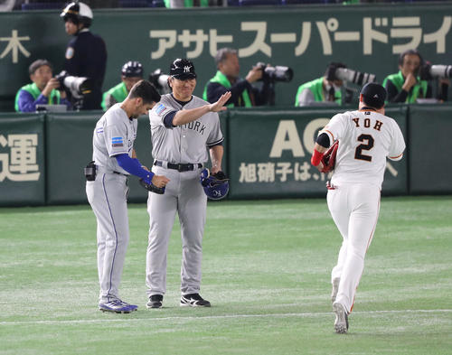 メリフィールドが二ゴロに倒れ、ベンチに戻る巨人陽があいさつし、手を振り返す松井コーチ(撮影・林敏行)