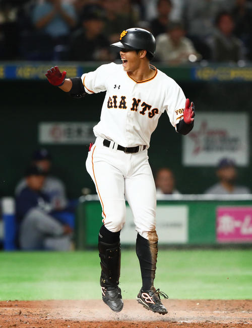 3点ランニング本塁打を放った松原は生還しジャンプして喜ぶ(撮影・足立雅史)