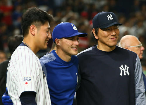 試合前、記念撮影をする、左から岡本、MLBのヘルナンデス、松井コーチ（撮影・足立雅史）