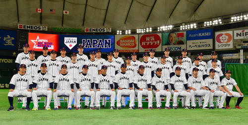 日本対MLB　練習開始を前に集合写真を撮る日本の選手たち（撮影・清水貴仁）