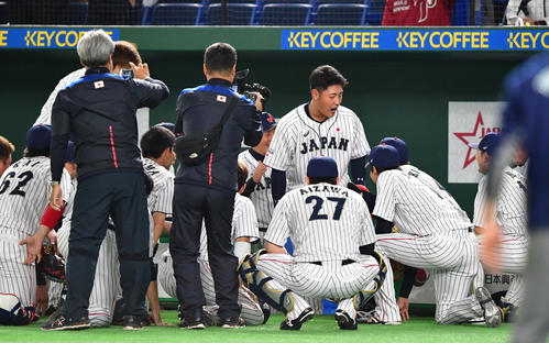 日本対MLB　試合前の円陣で声を出し気合を入れる岡本（中央）（撮影・清水貴仁）