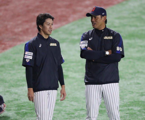 練習で岸に声をかける日本稲葉監督（撮影・林敏行）