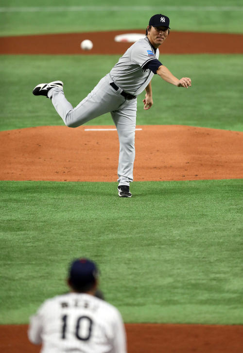 日本対MLB　試合前に始球式を務めたMLB松井コーチ。捕手森（撮影・狩俣裕三）