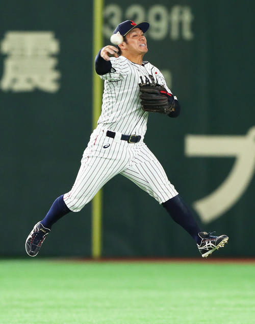 日本対MLB　2回表MLB1死一塁、スアレスの打球に好守備を見せる遊撃手の田中広（撮影・足立雅史）