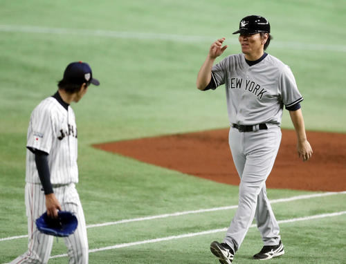 日本対MLB　2回表を抑えた岸（左）に声をかける松井コーチ（撮影・狩俣裕三）