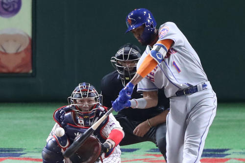 日本対MLB　3回表MLB無死、ロサリオは先制の左越え本塁打を放つ（撮影・林敏行）