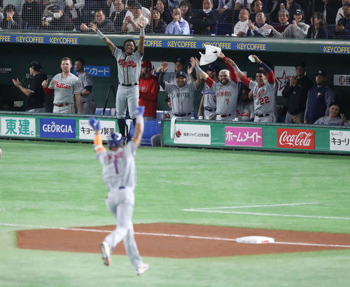 日本対MLB　3回表MLB無死、先制の左越え本塁打を放ったロサリオをベンチから祝福する選手たち（撮影・林敏行）