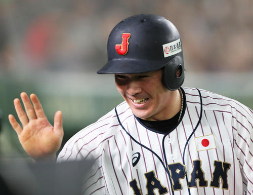 日本対MLB　3回裏日本1死二、三塁、菊池涼介の遊ゴロの間に生還し、笑顔を見せる甲斐（撮影・足立雅史）