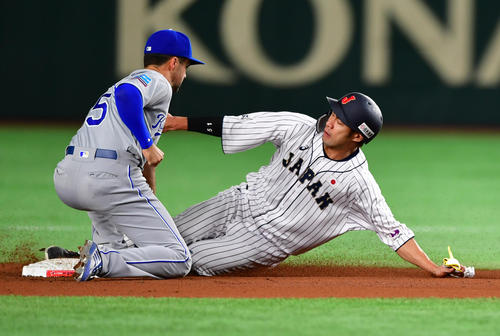 日本対MLB　4回裏日本1死一塁、四球で出塁後に捕手モリーナの送球も二盗を成功させる柳田（撮影・清水貴仁）