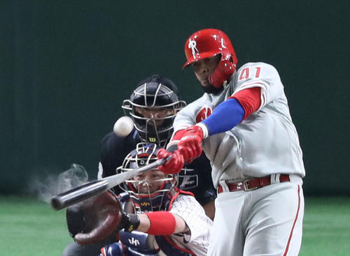 日本対MLB　5回表MLB1死一、二塁、サンタナは左越え3点本塁打を放つ（撮影・林敏行）