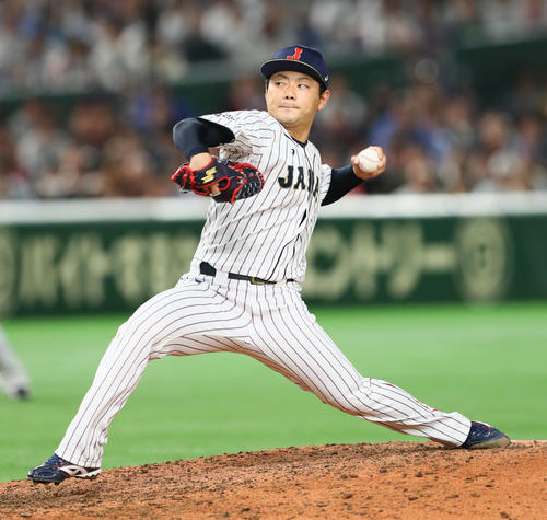 日本対MLB　日本2番手で力投する成田（撮影・足立雅史）