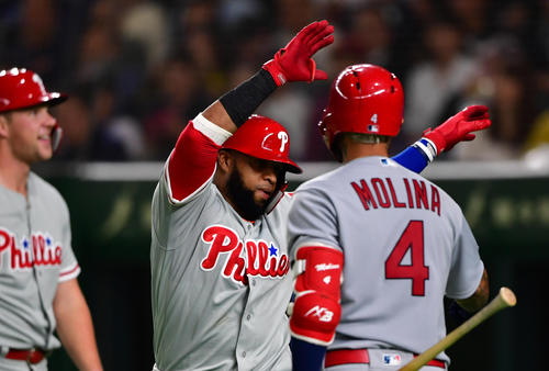日本対MLB　5回表MLB1死一、二塁、左越えの勝ち越し3点本塁打を放ち喜ぶサンタナ（撮影・清水貴仁）