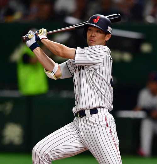 日本対MLB　5回裏日本1死満塁、左へ走者一掃の同点適時二塁打を放つ秋山翔吾（撮影・清水貴仁）
