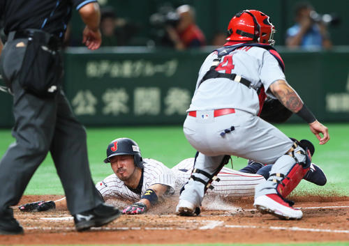 日本対MLB　5回裏日本1死満塁、秋山の左越え適時二塁打にヘッドスライディングで生還する一塁走者菊池（撮影・足立雅史）