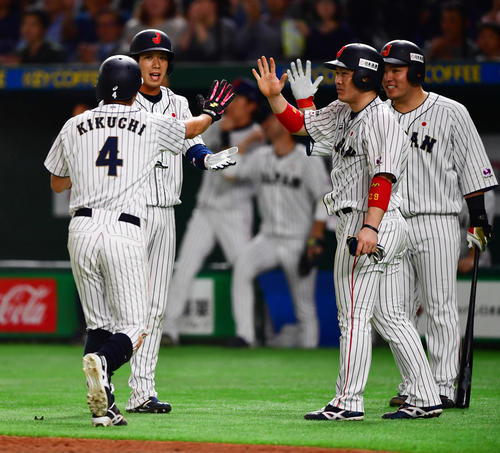 日本対MLB　5回裏日本1死満塁、秋山翔吾の走者一掃の同点適時二塁打で生還したタッチを交わす選手たち、左から菊池、山田、甲斐、山川（撮影・清水貴仁）