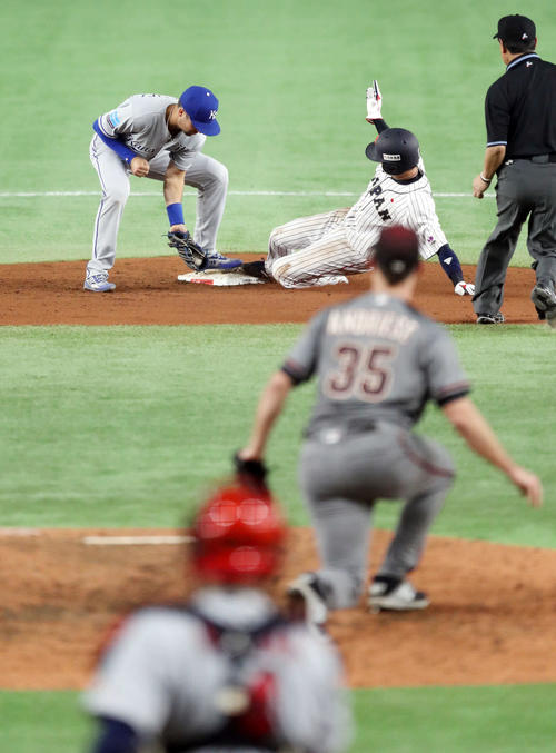 日本対MLB　6回裏日本2死一、三塁、二盗を決める山田（後方中央）（撮影・狩俣裕三）