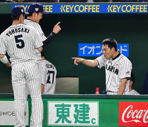 日本対MLB　5回に同点打を放ちベンチでおどける秋山（右）（撮影・清水貴仁）