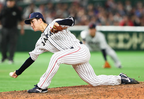 日本対MLB　日本4番手で力投する高橋（撮影・足立雅史）