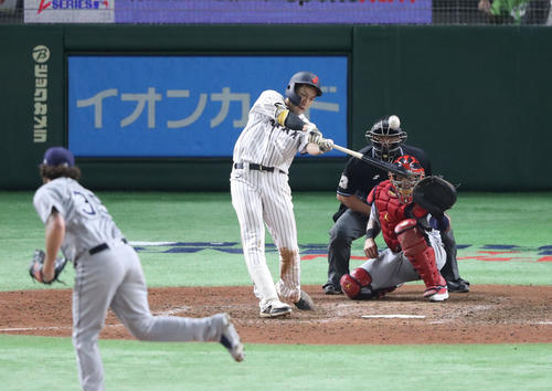 日本対MLB　9回裏日本2死一塁、柳田はサヨナラの中越え2点本塁打を放つ（撮影・林敏行）