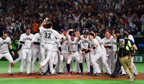 日本対MLB　9回裏日本2死一塁、中越え逆転サヨナラ2点本塁打を放った柳田を選手が出迎える（撮影・清水貴仁）
