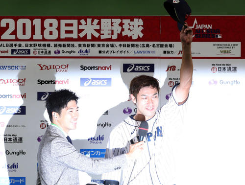 日本対MLB　サヨナラ本塁打を放った柳田はヒーローインタビューでファンの声援に応える（撮影・狩俣裕三）
