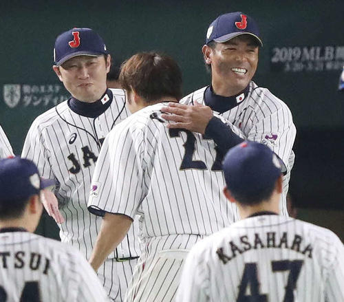 日本対MLB　9回裏日本2死一塁、サヨナラの中越え2点本塁打を放った柳田（中央）を出迎える稲葉監督（右）（撮影・林敏行）